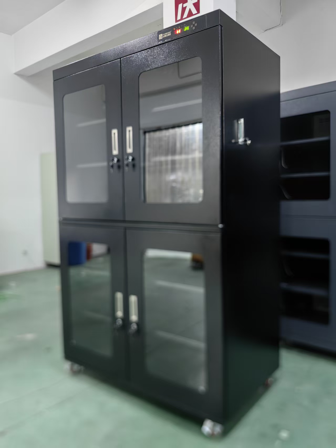 工业成品存储受潮影响出货？云博士电子防潮柜守住出货品质